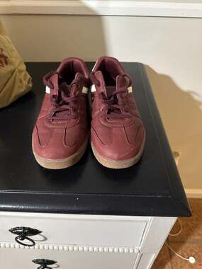 No Boundaries Men's Low-Top Casual Soccer Sneakers in Burgundy